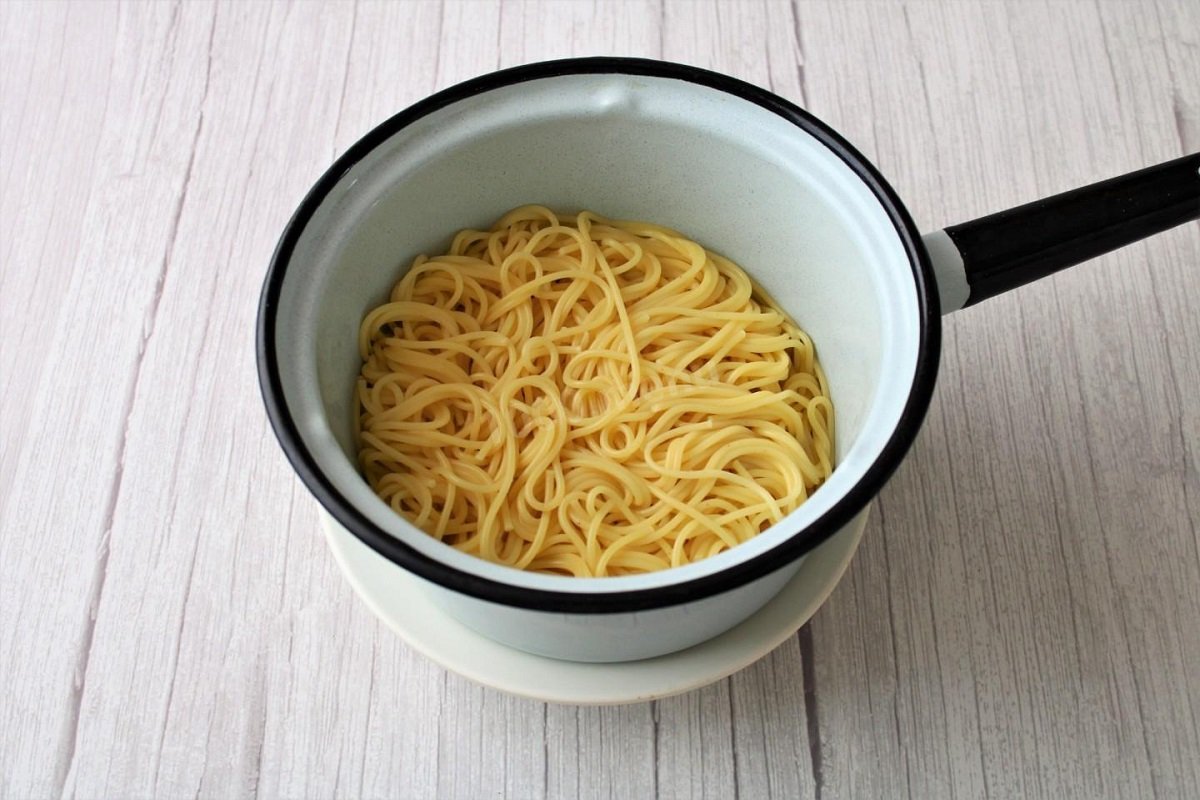 Промывать ли спагетти после варки. Инструменты для приготовления пасты карбонара. Промыть макароны. Делает пасту. Как сделать макароны на мясорубке.