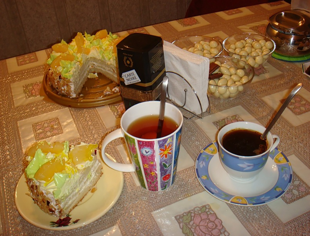 Чай пьем с тортом. Чай с тортиком. Чай с тортом. Чай на столе. Кружка чая с тортиком.